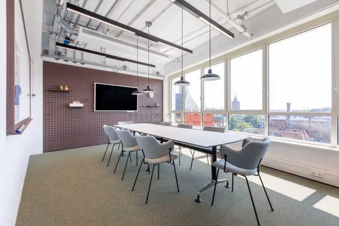 Un bureau ouvert au design pour 10 à Metwork