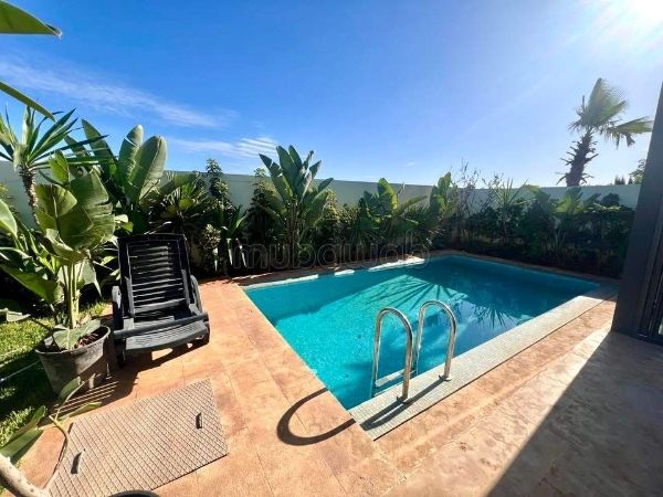 À Dar Bouazza Villa à Louer Vide avec piscine de 4 Chambres dans une Résidence