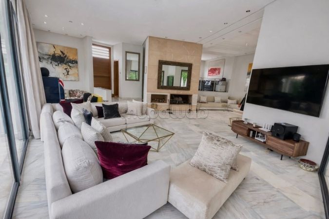 À Dar Bouazza Villa à vendre avec piscine de 4 Chambres dans une Résidence