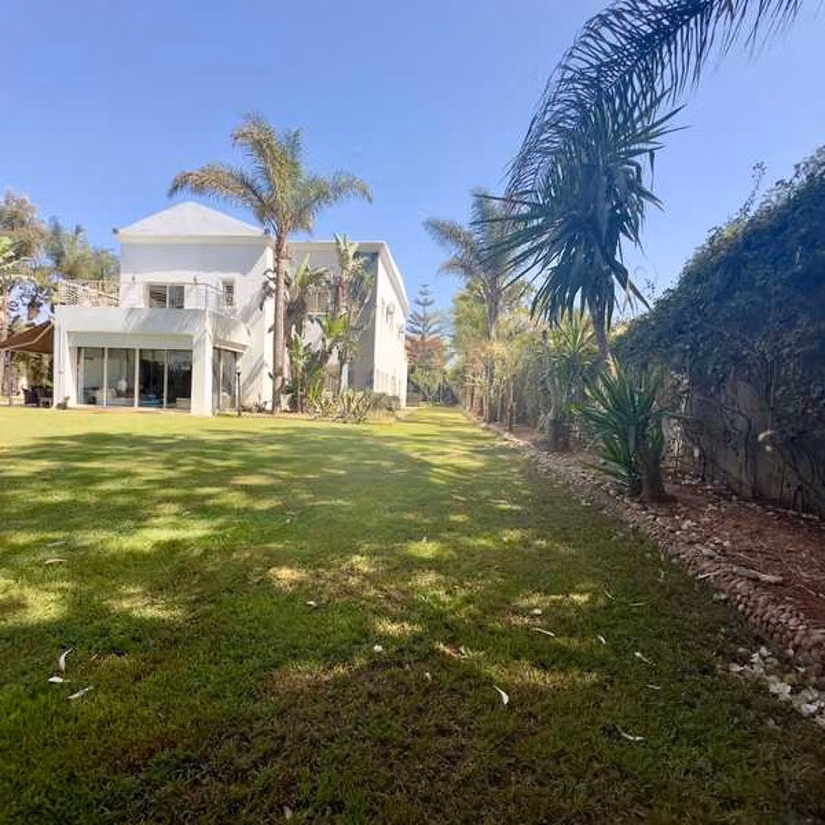 Villa à Louer de 1998.0 m² à Bouskoura, Bouskoura