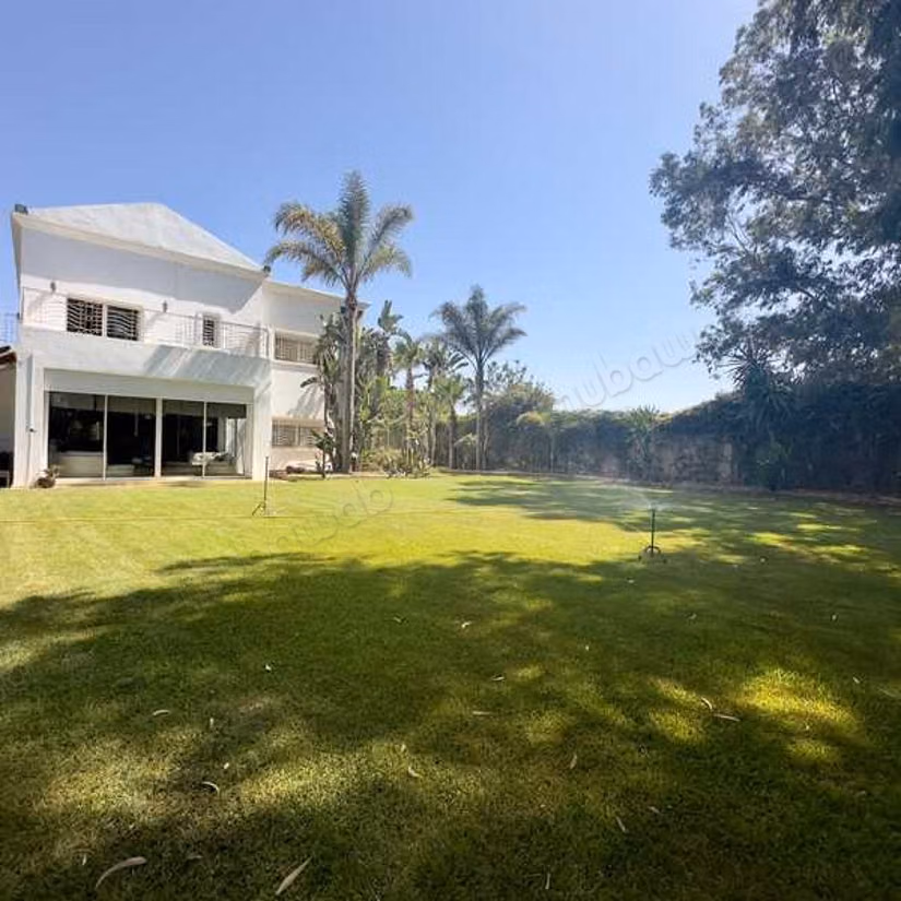 Villa à Louer de 1998.0 m² à Bouskoura, Bouskoura
