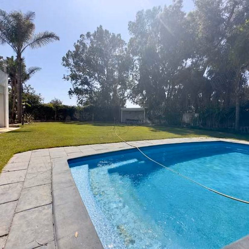 Villa à Louer de 1998.0 m² à Bouskoura, Bouskoura