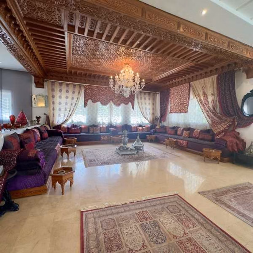Villa à Louer de 1998.0 m² à Bouskoura, Bouskoura