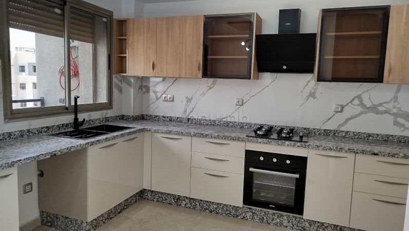 Se vende piso en Victoria. 4 habitaciones grandes. Sistema parabólico y salón de estilo marroquí