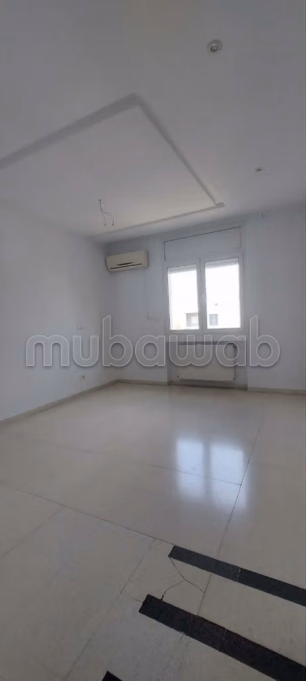 Un Appartement De Deux Chambres Et Un Salon