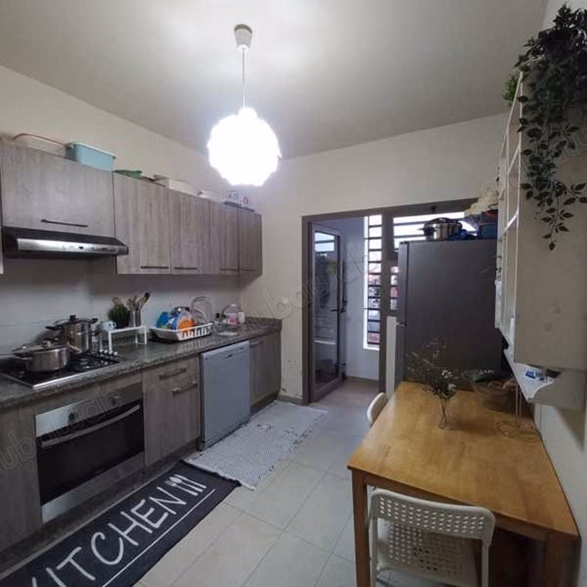 Beautiful apartment for sale in Roches Noires. 5 comfortable rooms. With garage and lift