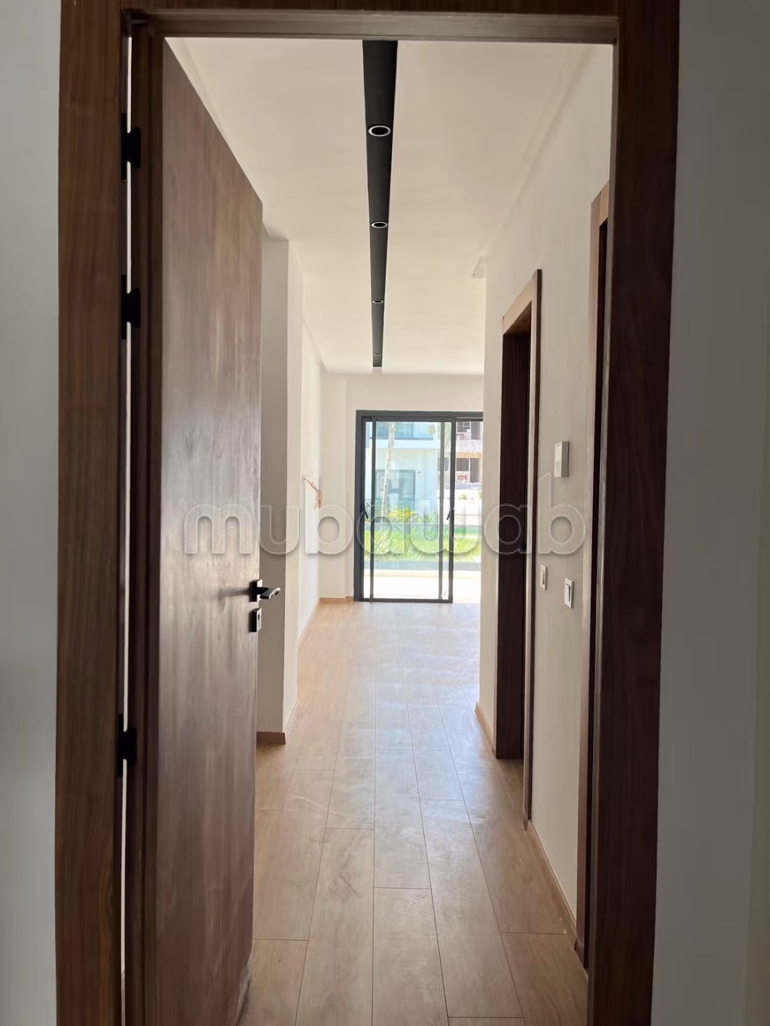 Huurappartementen. 3 Kamers. Marokkaanse woonkamer en satellietschotel