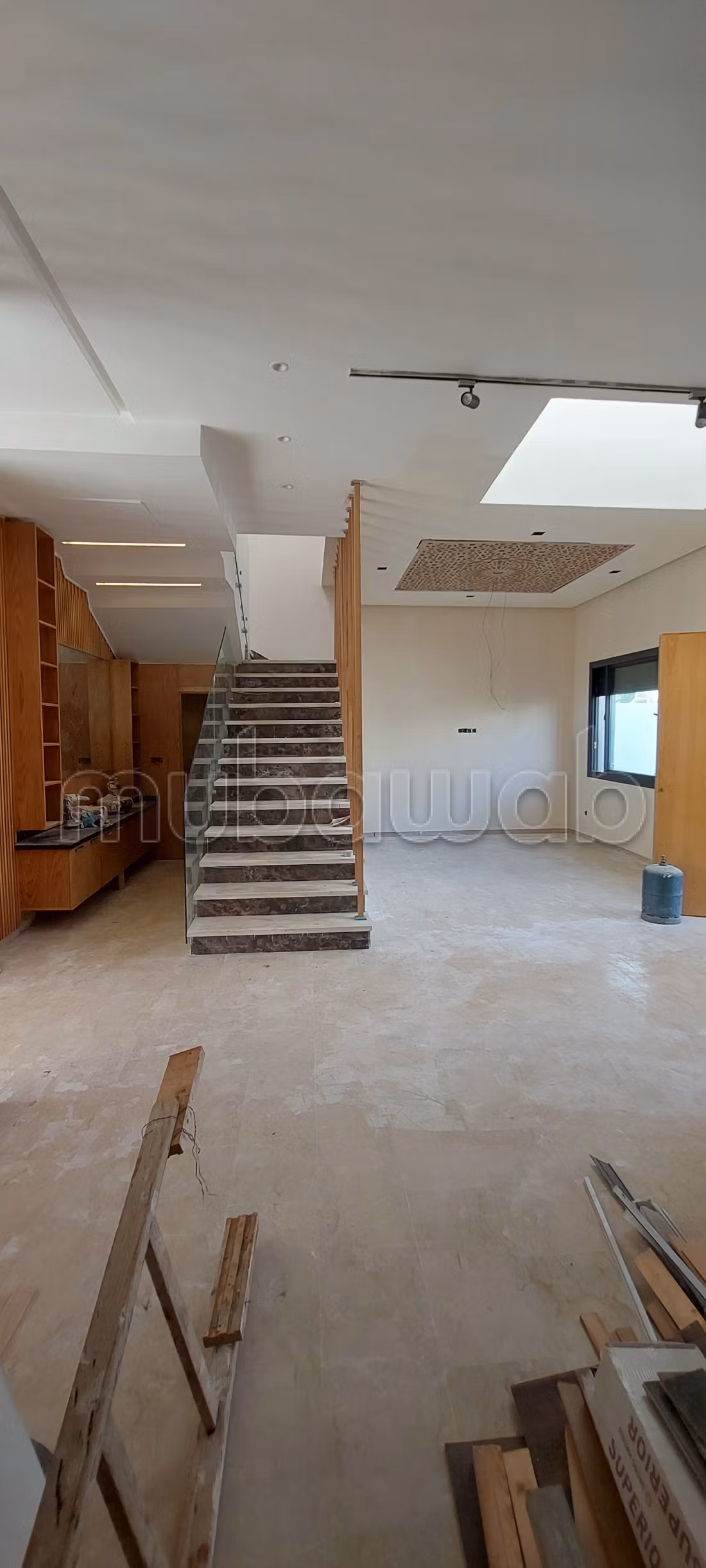 Villa de haut standing à vendre à Ain Attig.
Surface de 250 m².
Piscine, climatisation
