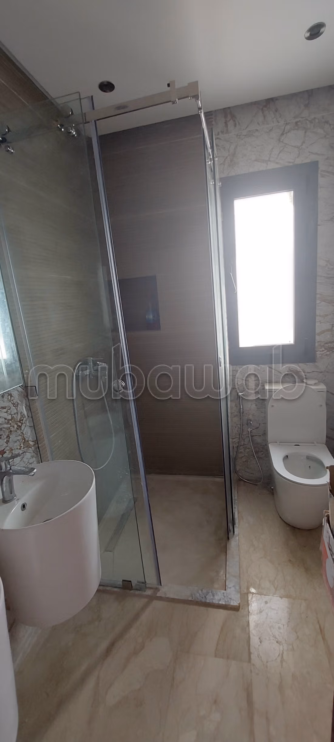 Villa de haut standing à vendre à Ain Attig.
Surface de 250 m².
Piscine, climatisation