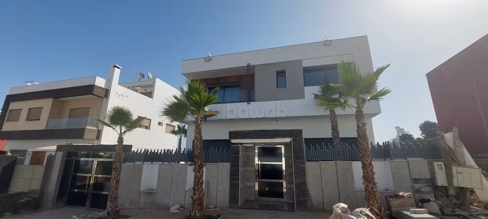 Villa de haut standing à vendre à Ain Attig.
Surface de 250 m².
Piscine, climatisation