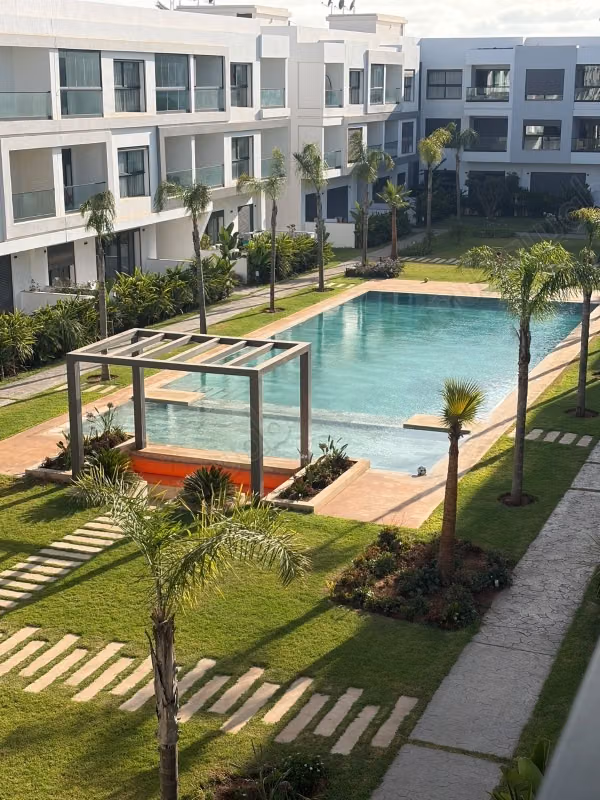 Appartement haut standing, en location à menzah. 3 belles chambres. Grand terrasse, belle Piscine