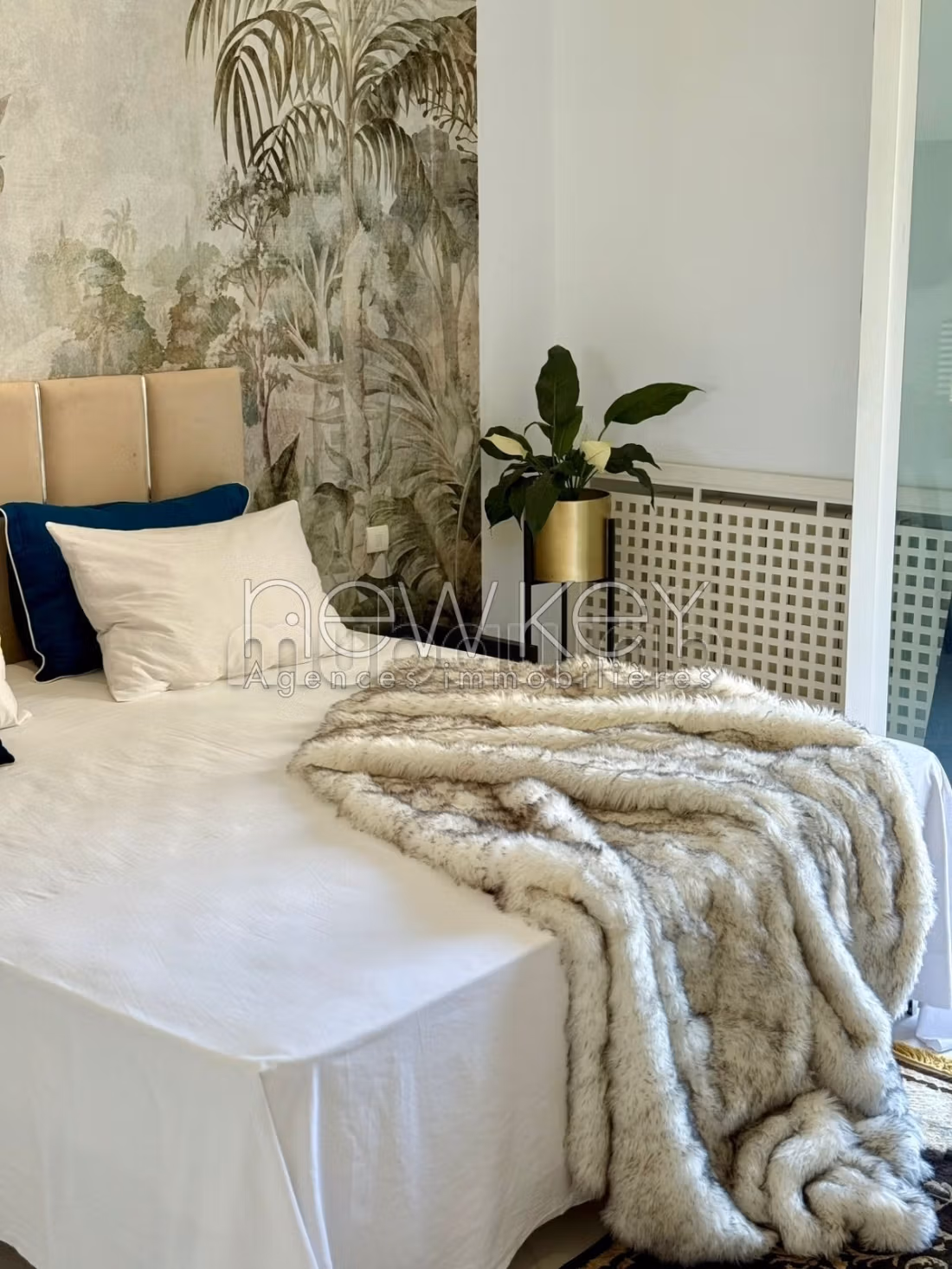 Rent an apartment in Les Berges Du Lac 2. Area of 215 m². Attic