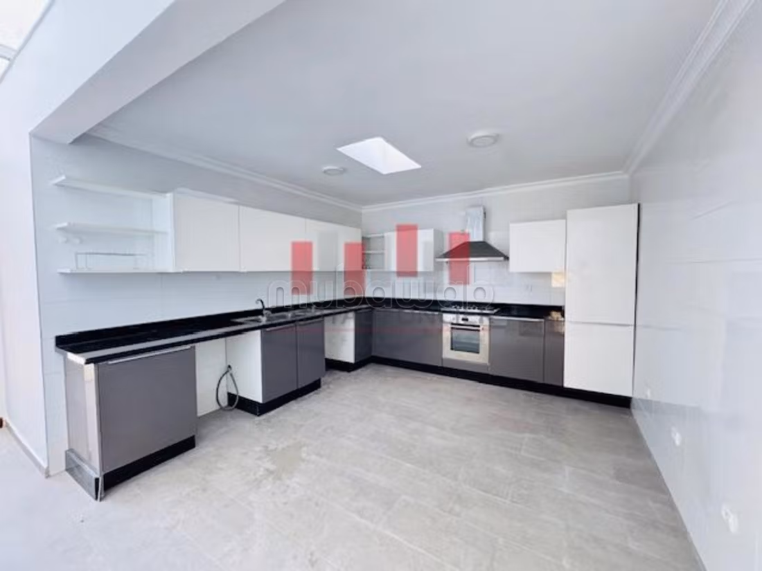Casa de lujo en alquiler en Bouskoura Ville. Área total 800 m². Chimenea funcional, piscina grande