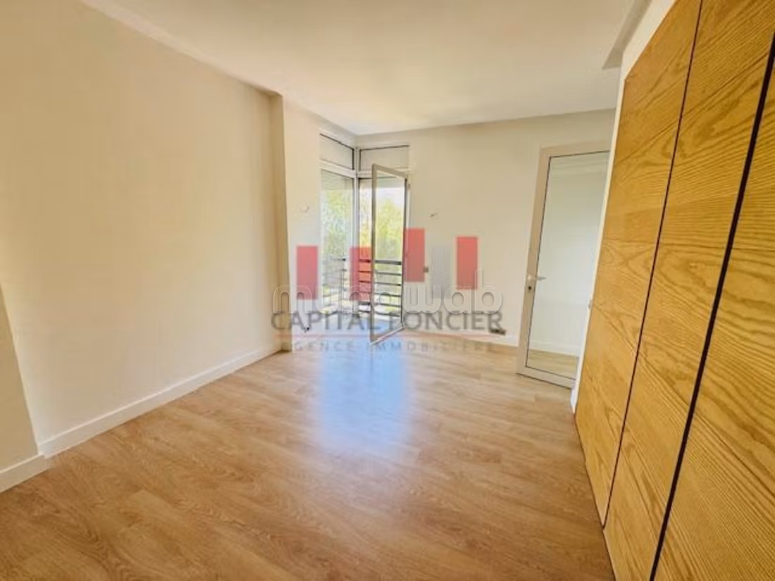 Casa de lujo en alquiler en Bouskoura Ville. Área total 800 m². Chimenea funcional, piscina grande