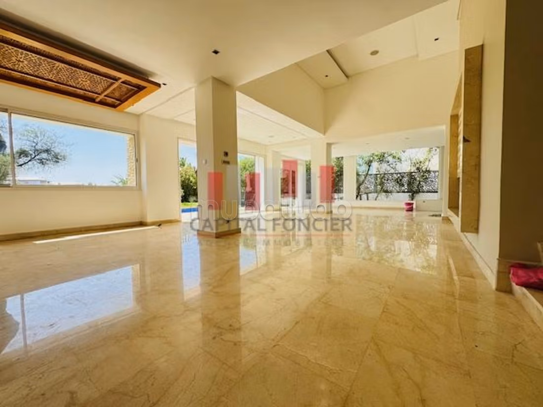 Casa de lujo en alquiler en Bouskoura Ville. Área total 800 m². Chimenea funcional, piscina grande