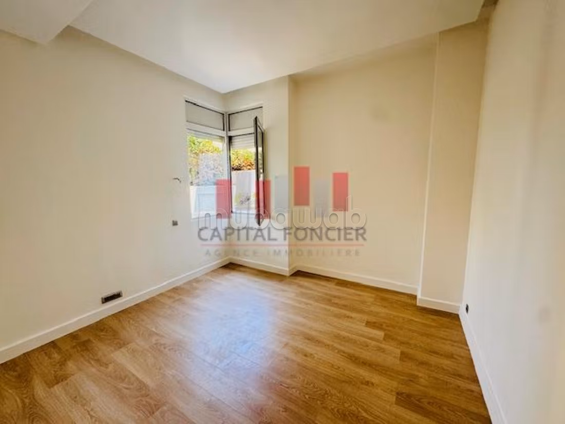 Casa de lujo en alquiler en Bouskoura Ville. Área total 800 m². Chimenea funcional, piscina grande