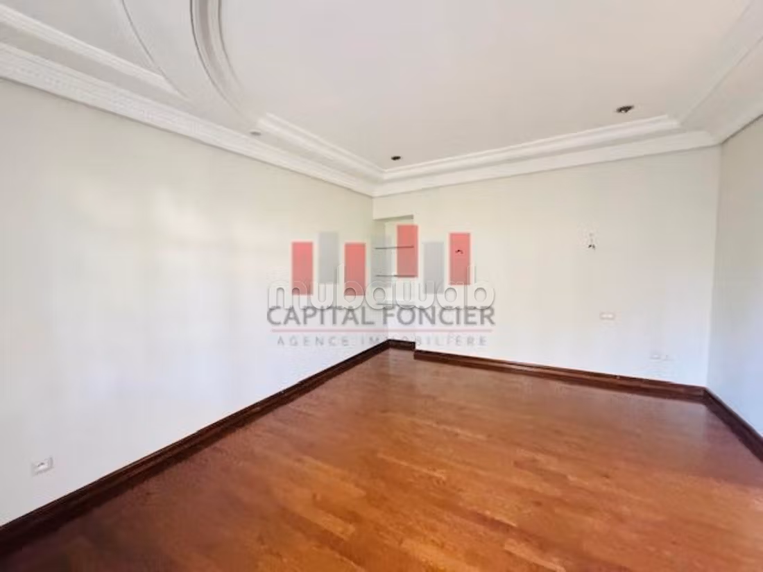 Villa de luxe à vendre à Californie.
Surface totale 1200 m².
Jardin et garage