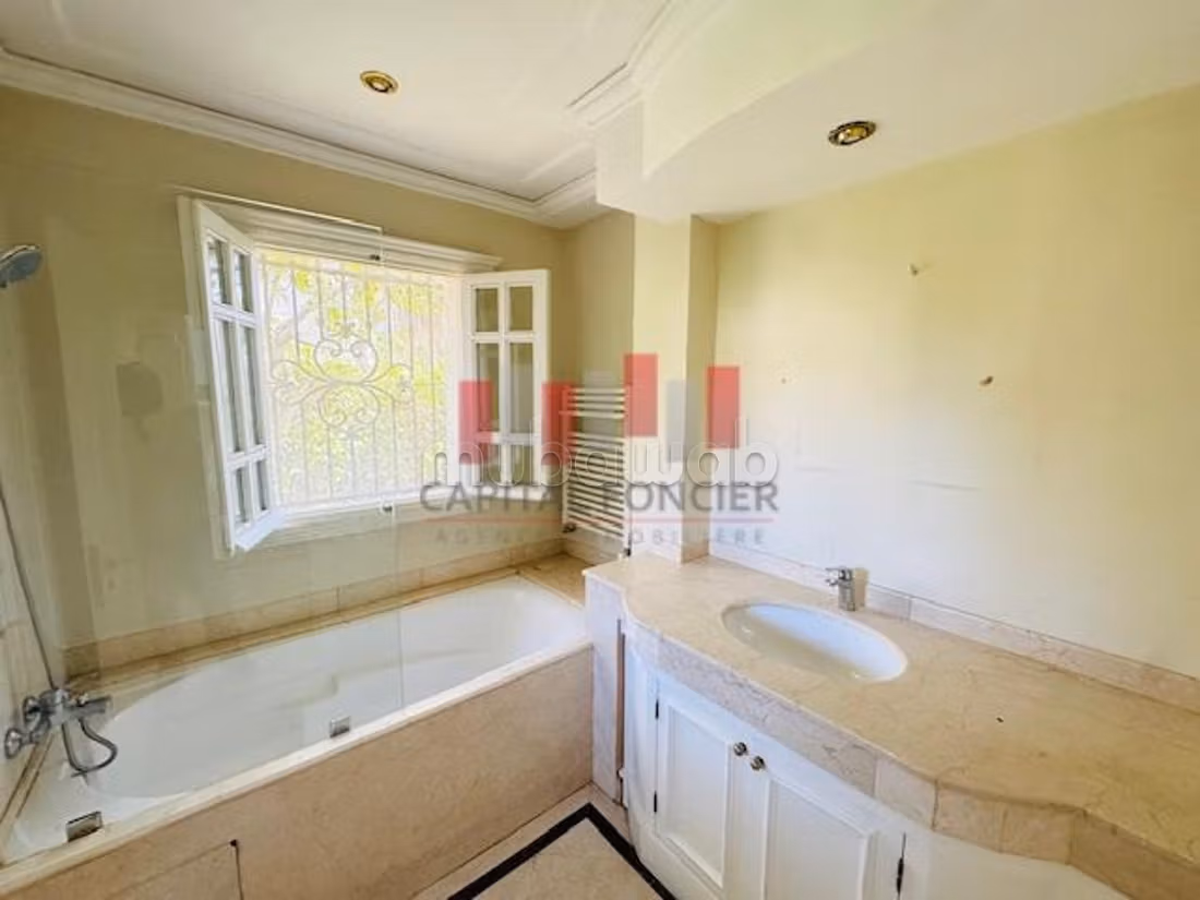 Villa de luxe à vendre à Californie.
Surface totale 1200 m².
Jardin et garage
