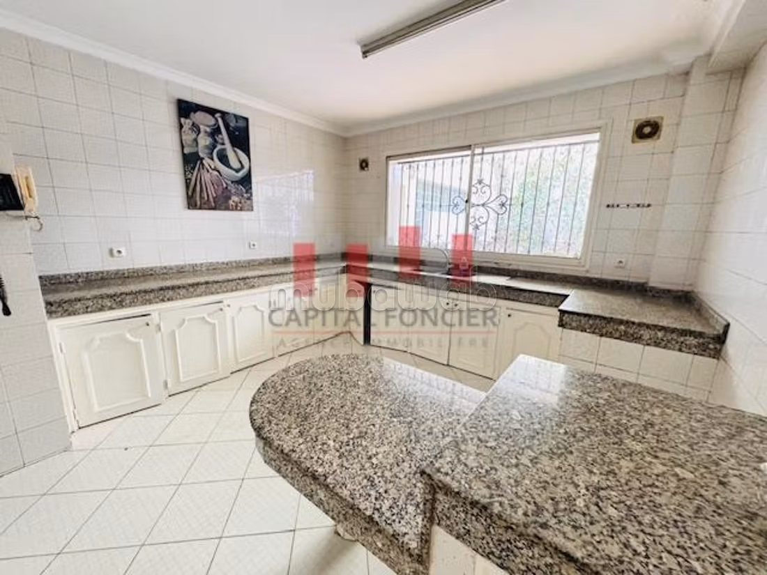 Villa de luxe à vendre à Californie.
Surface totale 1200 m².
Jardin et garage