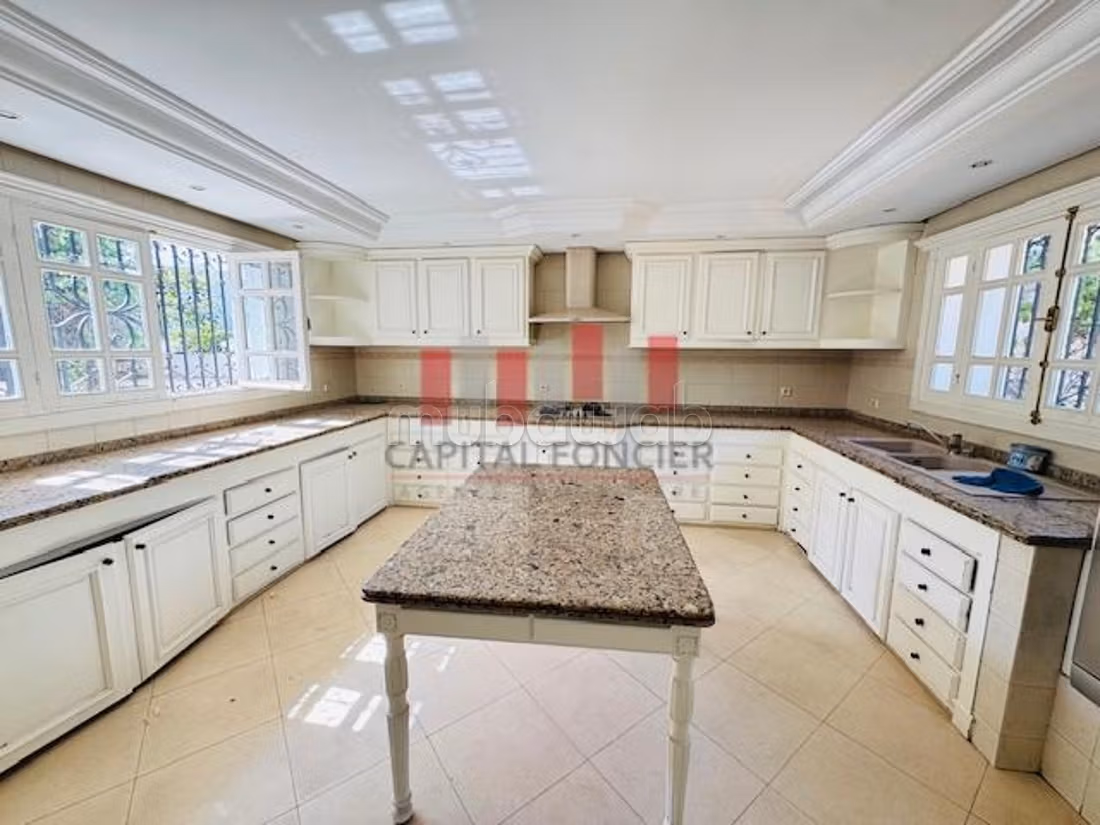 Villa de luxe à vendre à Californie.
Surface totale 1200 m².
Jardin et garage