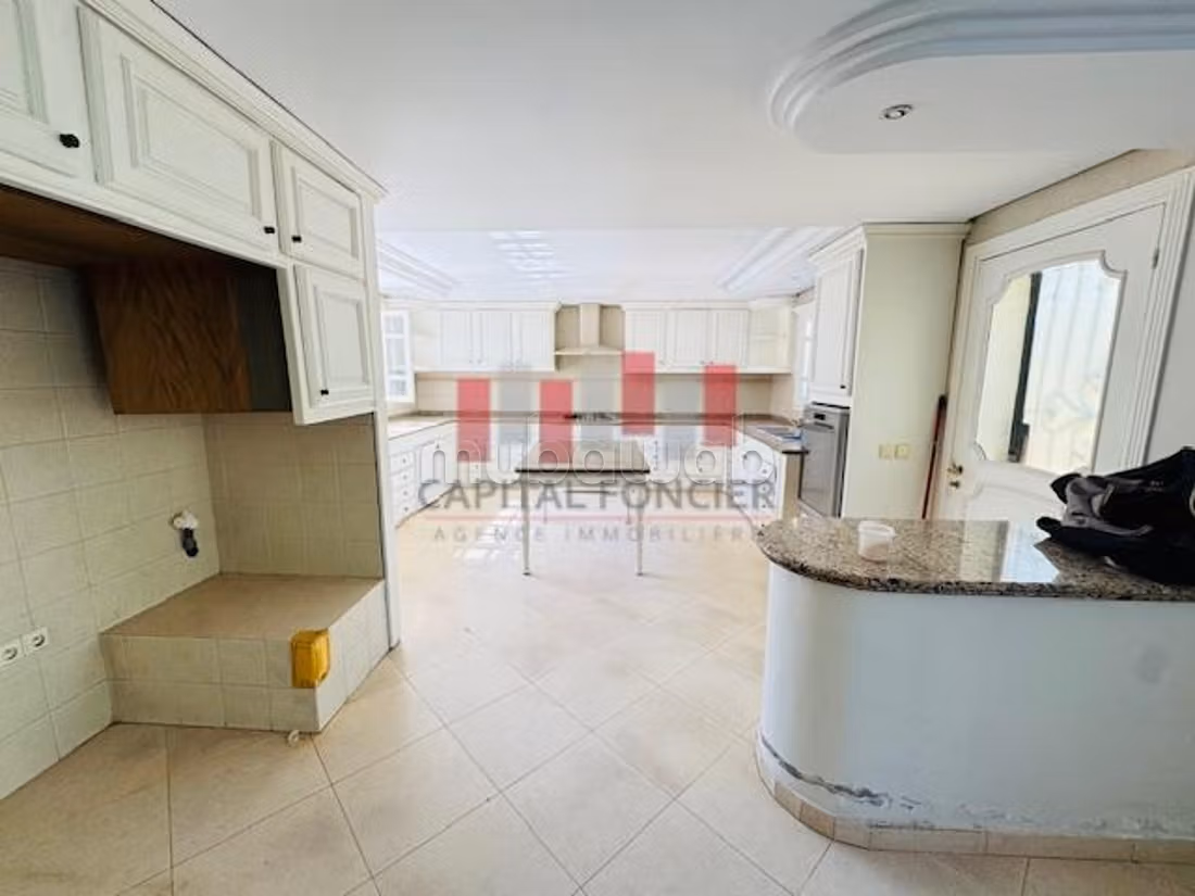 Villa de luxe à vendre à Californie.
Surface totale 1200 m².
Jardin et garage