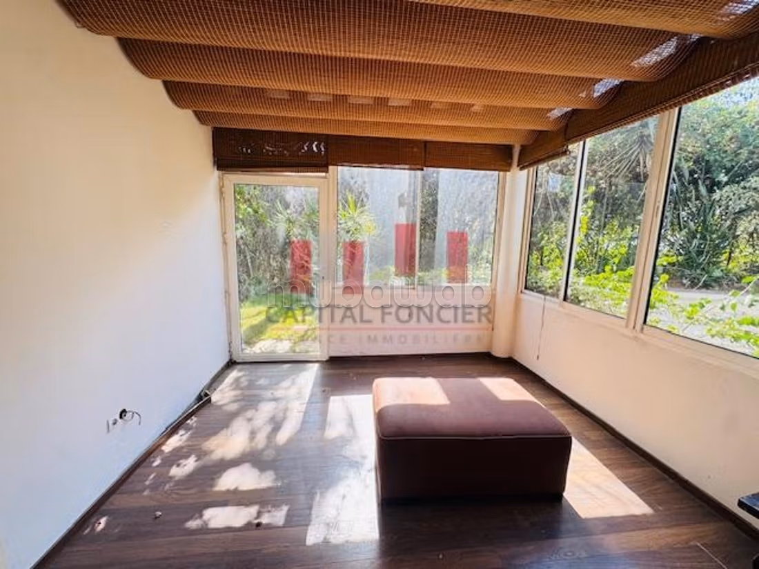 Villa de luxe à vendre à Californie.
Surface totale 1200 m².
Jardin et garage