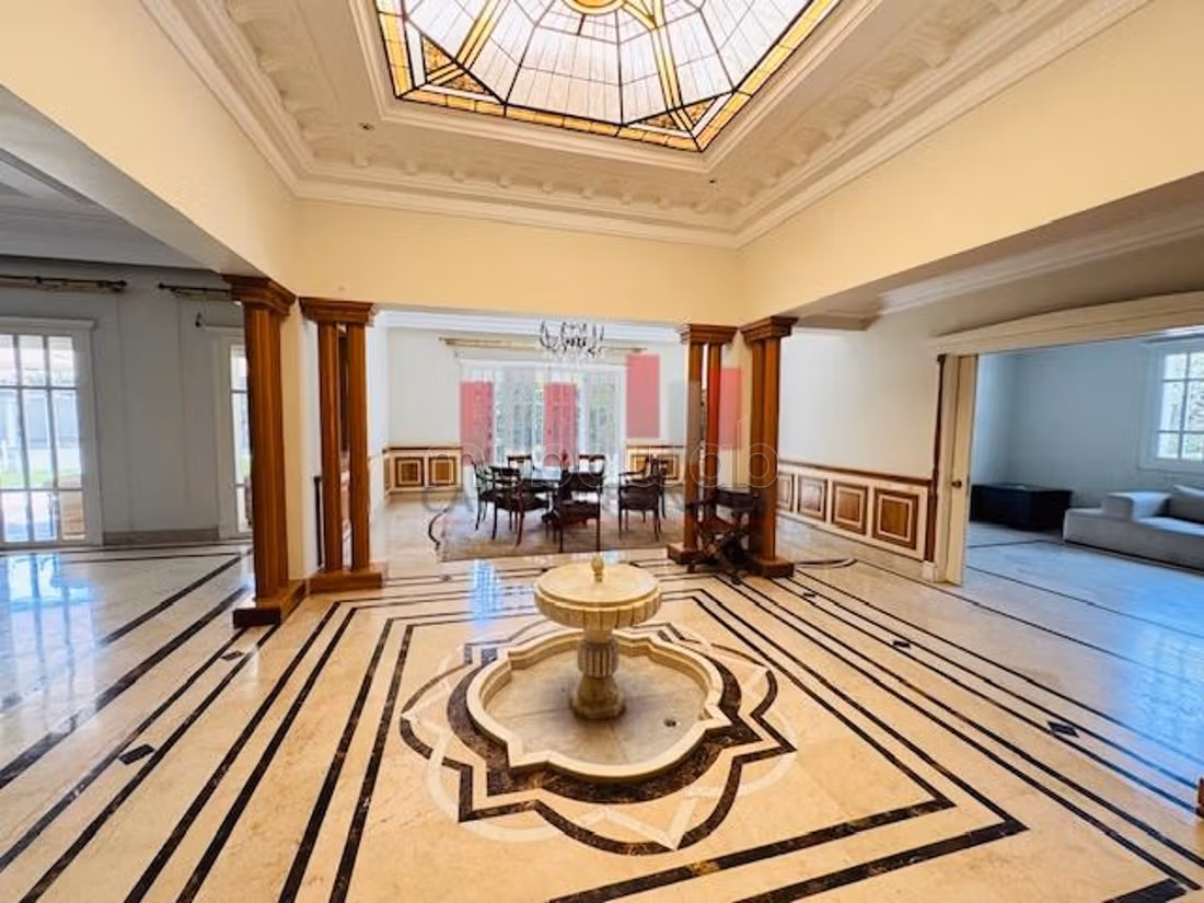 Villa de luxe à vendre à Californie.
Surface totale 1200 m².
Jardin et garage
