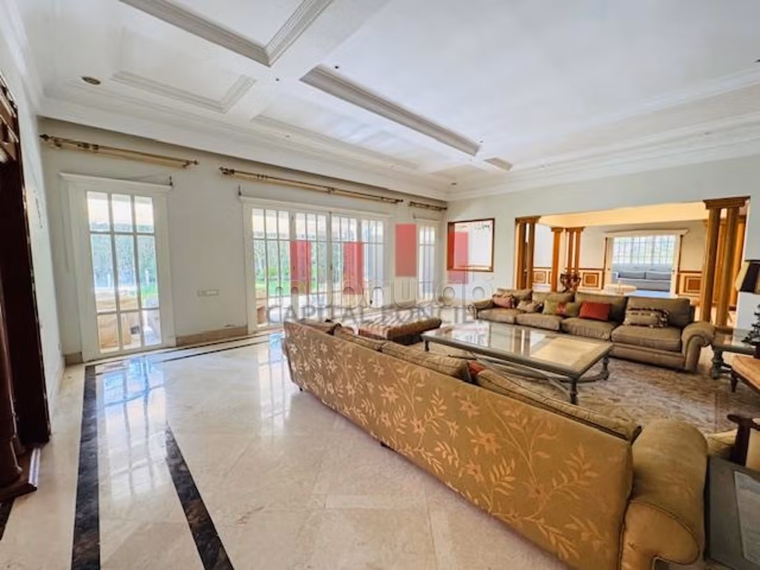 Villa de luxe à vendre à Californie.
Surface totale 1200 m².
Jardin et garage