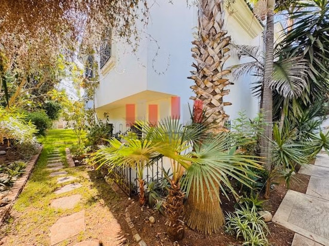 Villa de luxe à vendre à Californie.
Surface totale 1200 m².
Jardin et garage