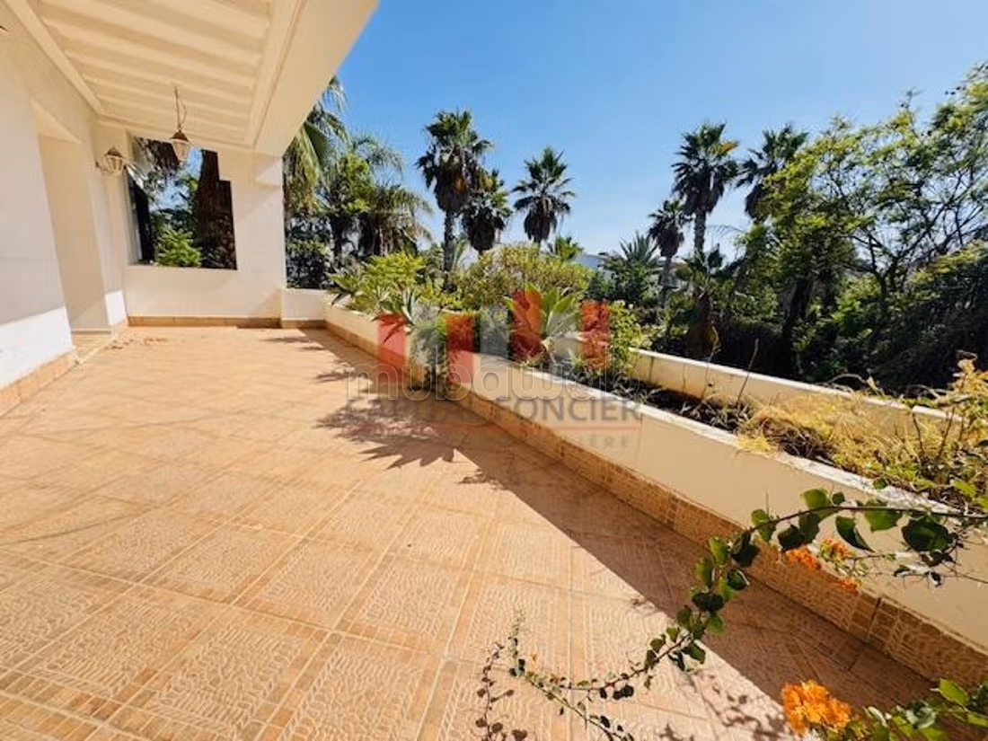 Villa de luxe à vendre à Californie.
Surface totale 1200 m².
Jardin et garage