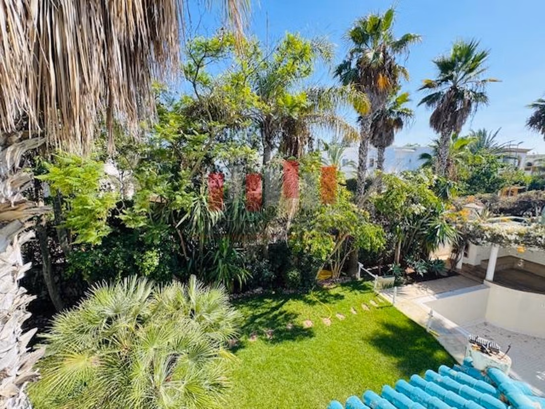 Villa de luxe à vendre à Californie.
Surface totale 1200 m².
Jardin et garage