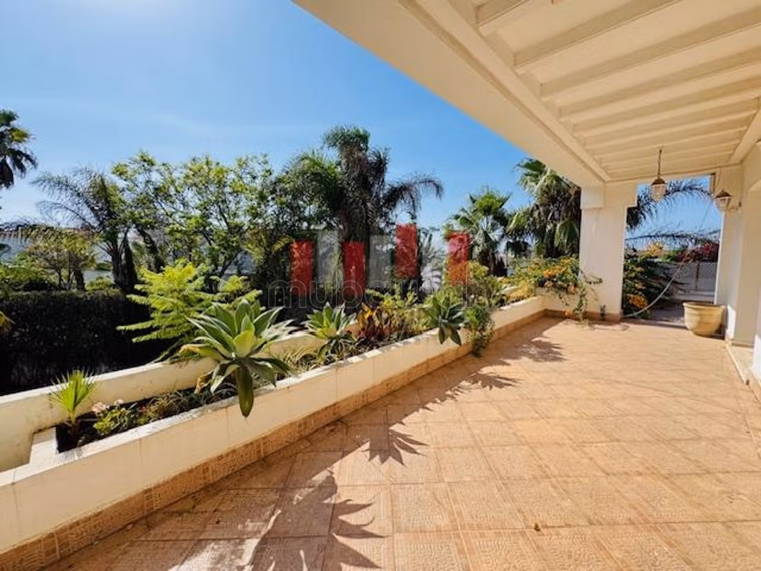Villa de luxe à vendre à Californie.
Surface totale 1200 m².
Jardin et garage