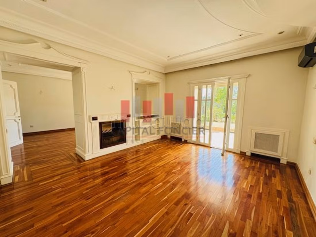 Villa de luxe à vendre à Californie.
Surface totale 1200 m².
Jardin et garage