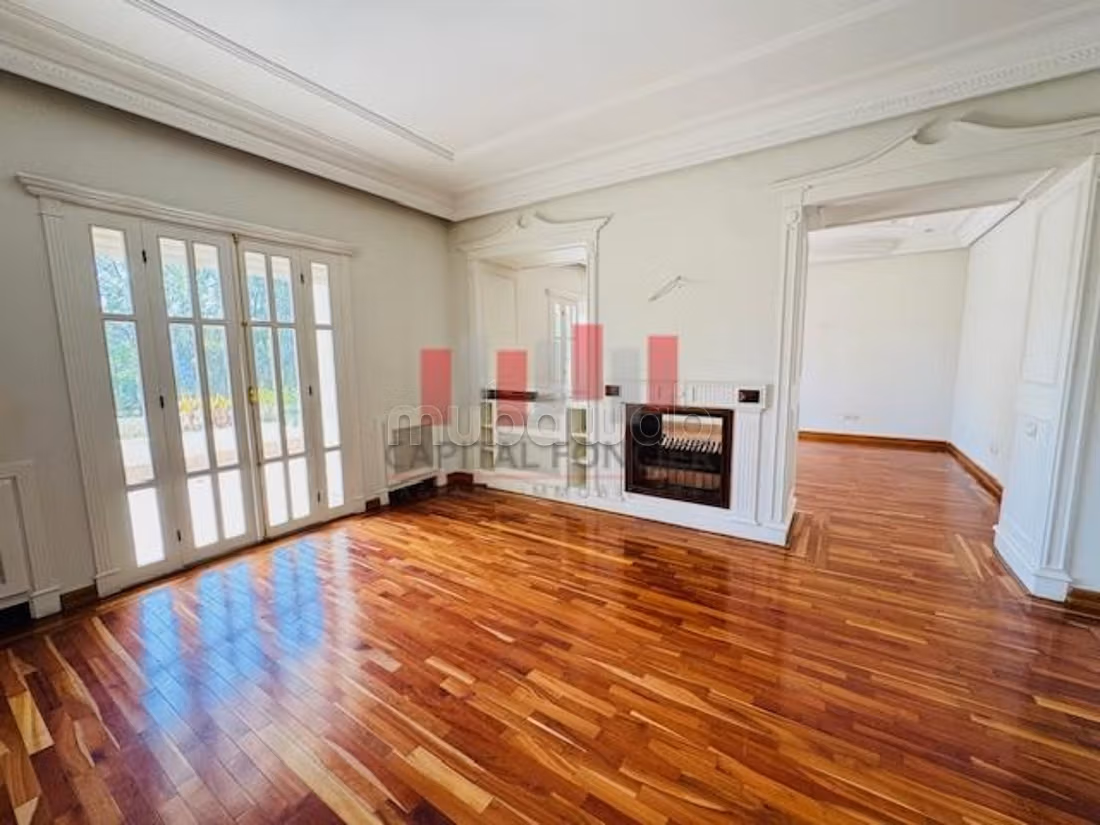 Villa de luxe à vendre à Californie.
Surface totale 1200 m².
Jardin et garage