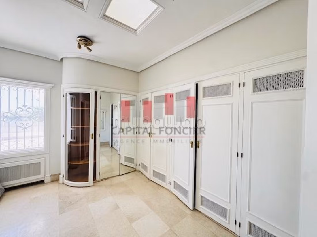 Villa de luxe à vendre à Californie.
Surface totale 1200 m².
Jardin et garage