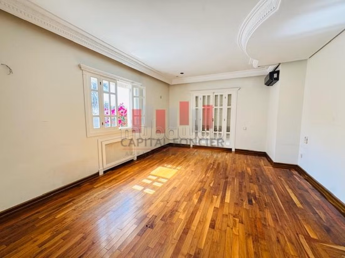 Villa de luxe à vendre à Californie.
Surface totale 1200 m².
Jardin et garage