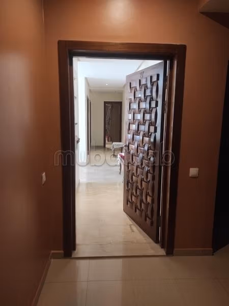 شقة رائعة للبيع بالنواصر. 2 غرف ممتازة. باب متين،إقامة محروسة