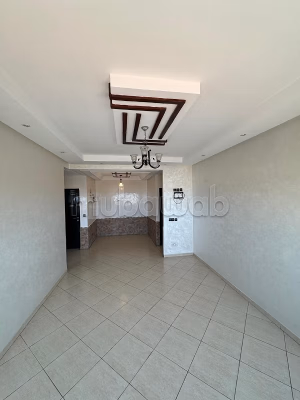 Bonito piso en venta en Sidi Moumen. 7 habitaciones confortables. Antena parabólica y puerta blindada