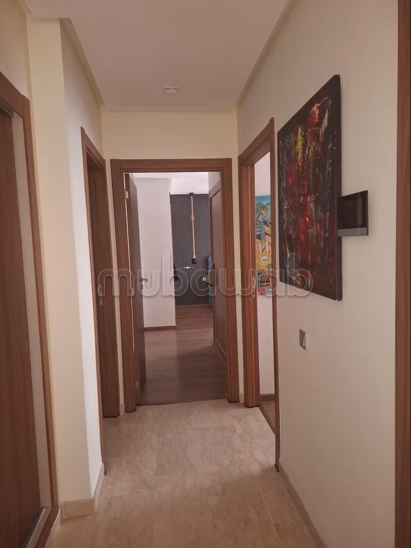 Bel appartement en location à Victoria. 2 chambres agréables. Prestation de conciergerie, air conditionné — 2