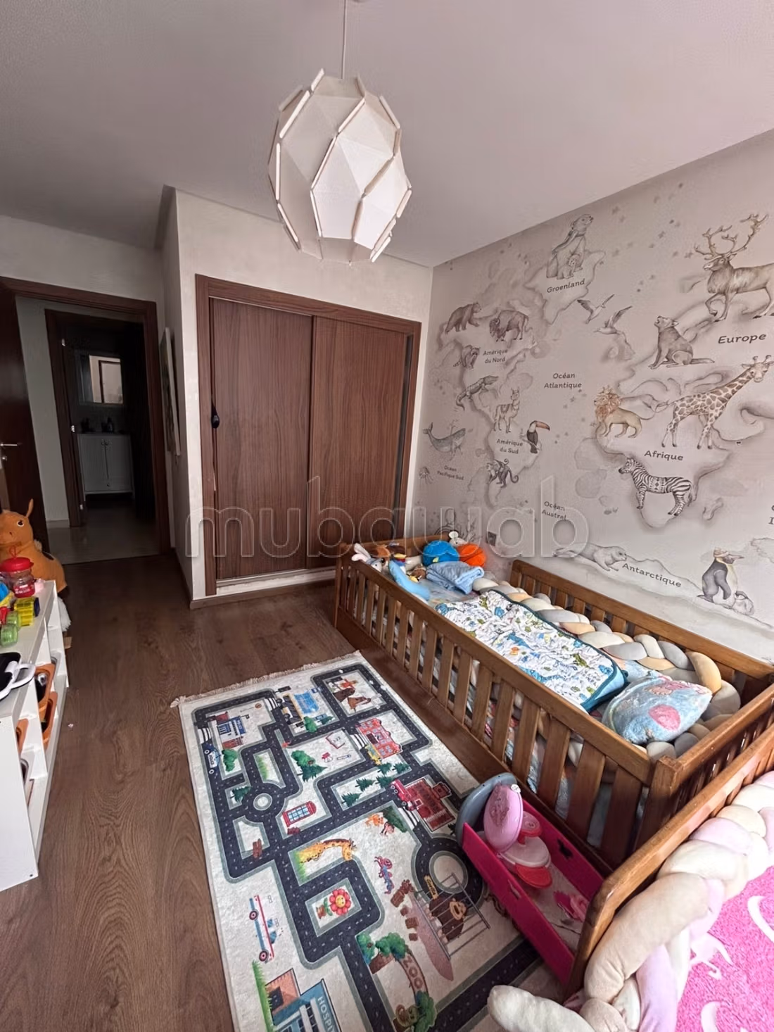 Bel appartement en location à Victoria. 2 chambres agréables. Prestation de conciergerie, air conditionné — 5