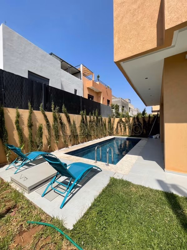 Nu te koop: villa's en luxe woningen in Route de Tahanaout. Oppervlakte 216 m². Dubbel glas en extra beveiligde deur