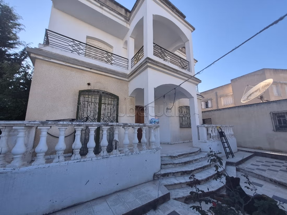 À vendre: Villa spacieuse avec studio