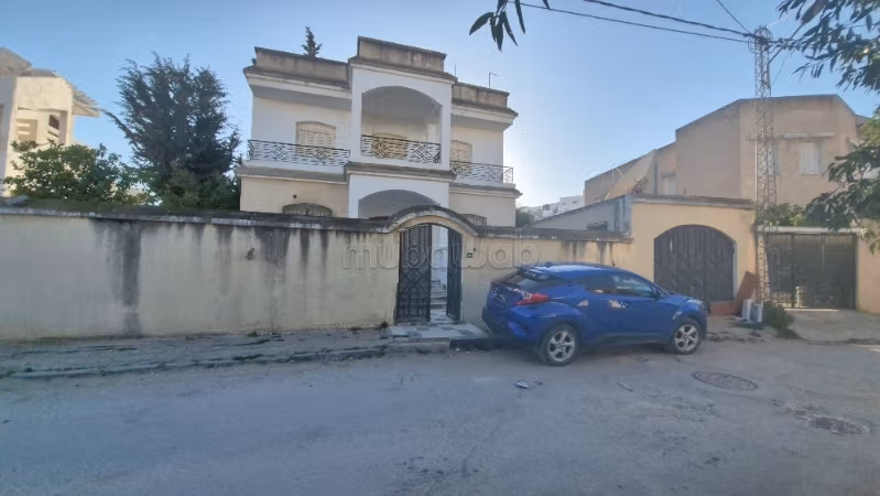 À vendre: Villa spacieuse avec studio