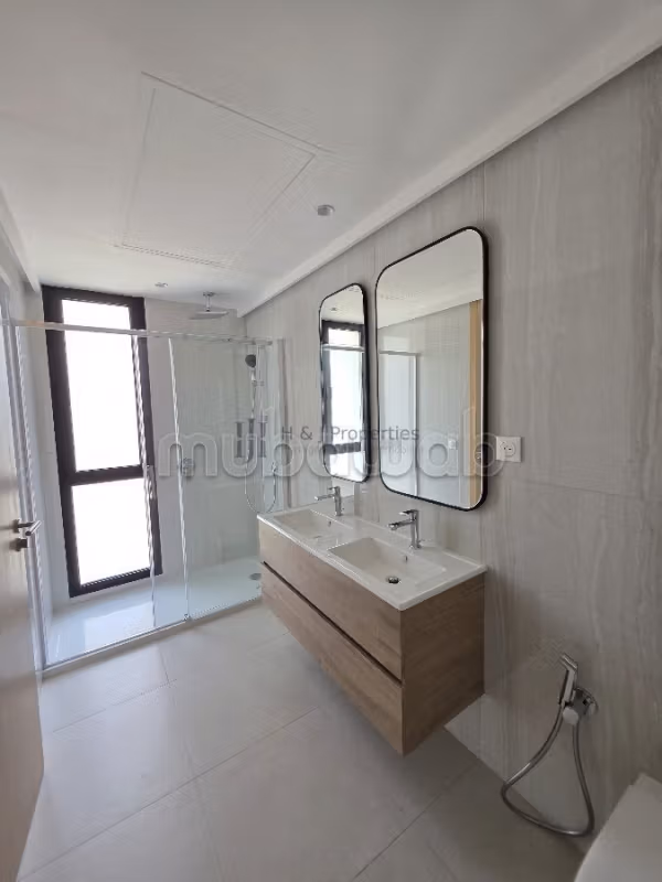 T3 vide de 145m² – grande terrasse