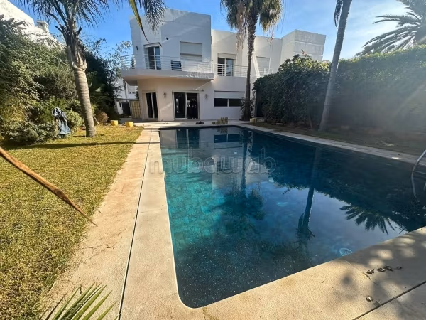 Maison de luxe à louer à Californie. 4 pièces. Belle terrasse et jardin