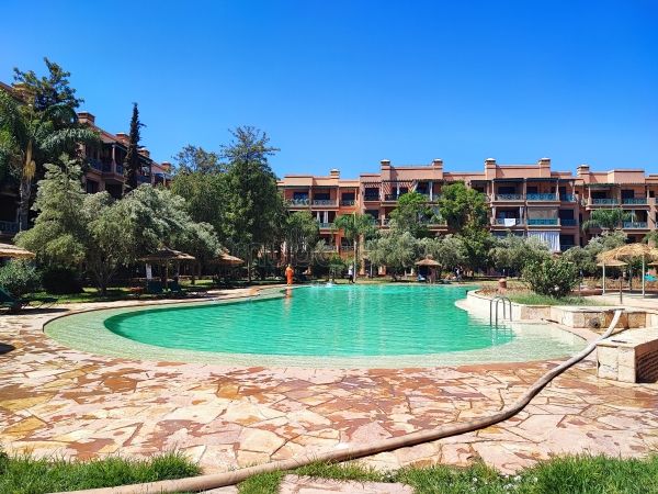 Appartement vide avec piscine