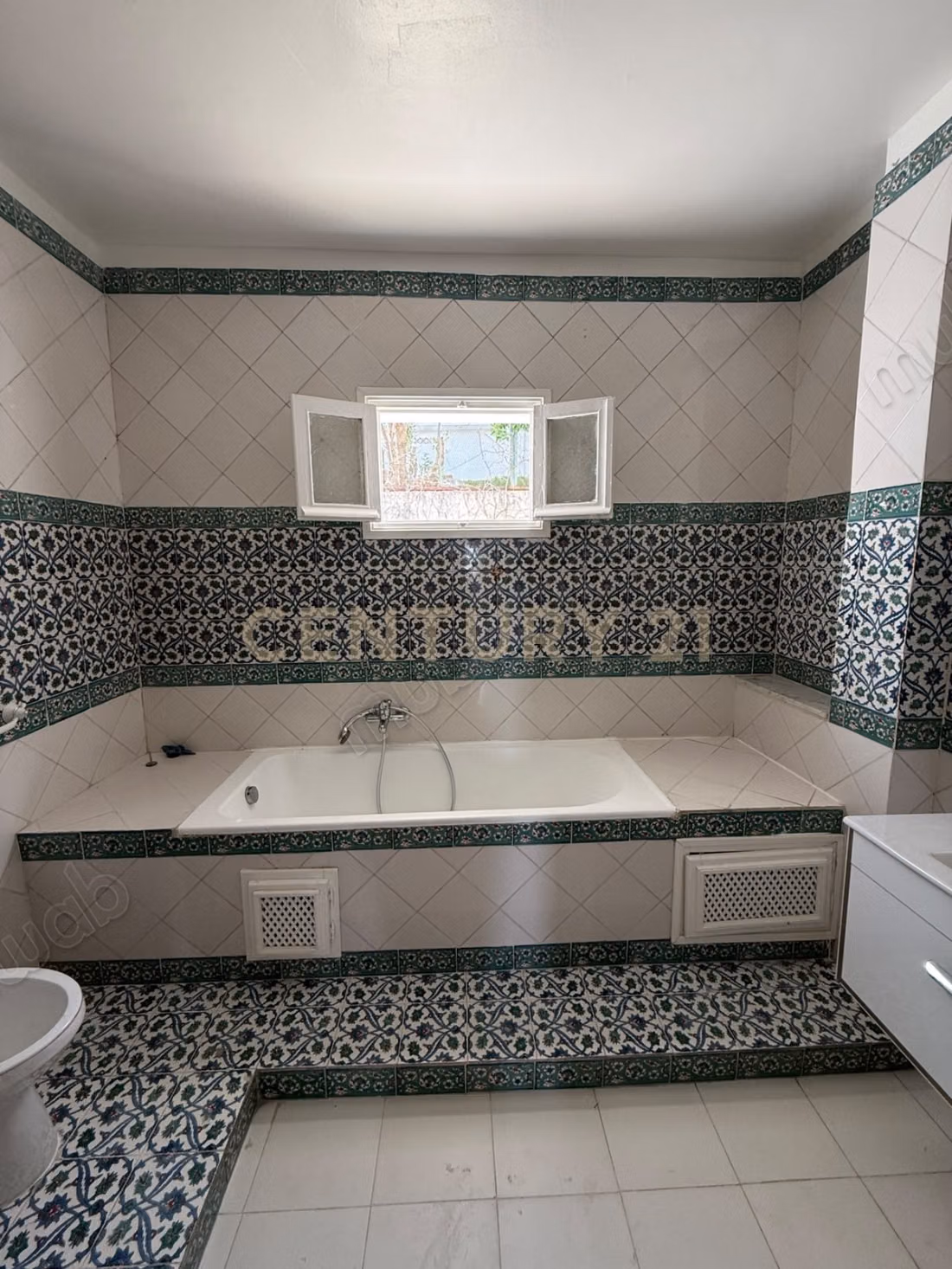À LOUER – Villa S6 avec jardin à Gammarth