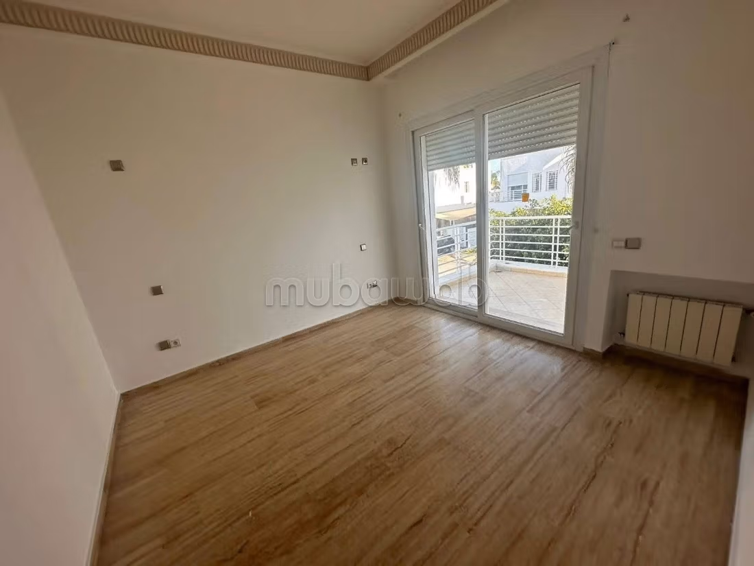 Villa de haut standing à louer à Californie.
Superficie 500 m².
Piscine