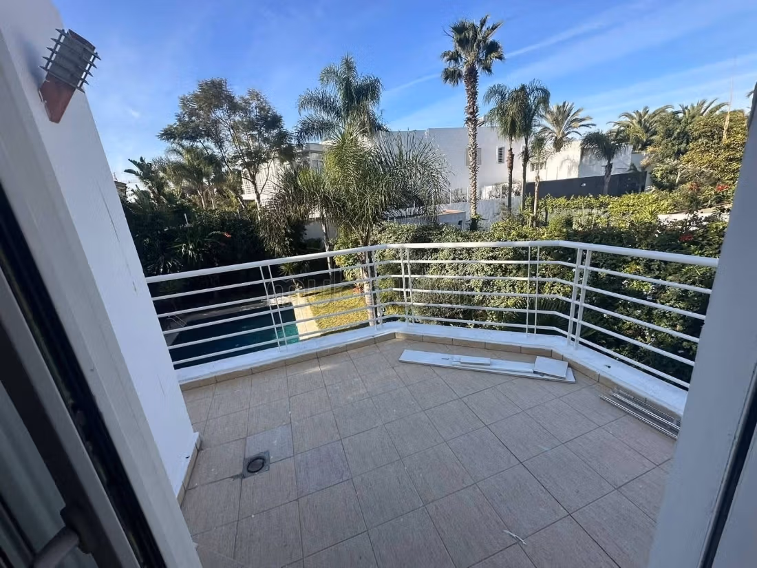 Villa de haut standing à louer à Californie.
Superficie 500 m².
Piscine