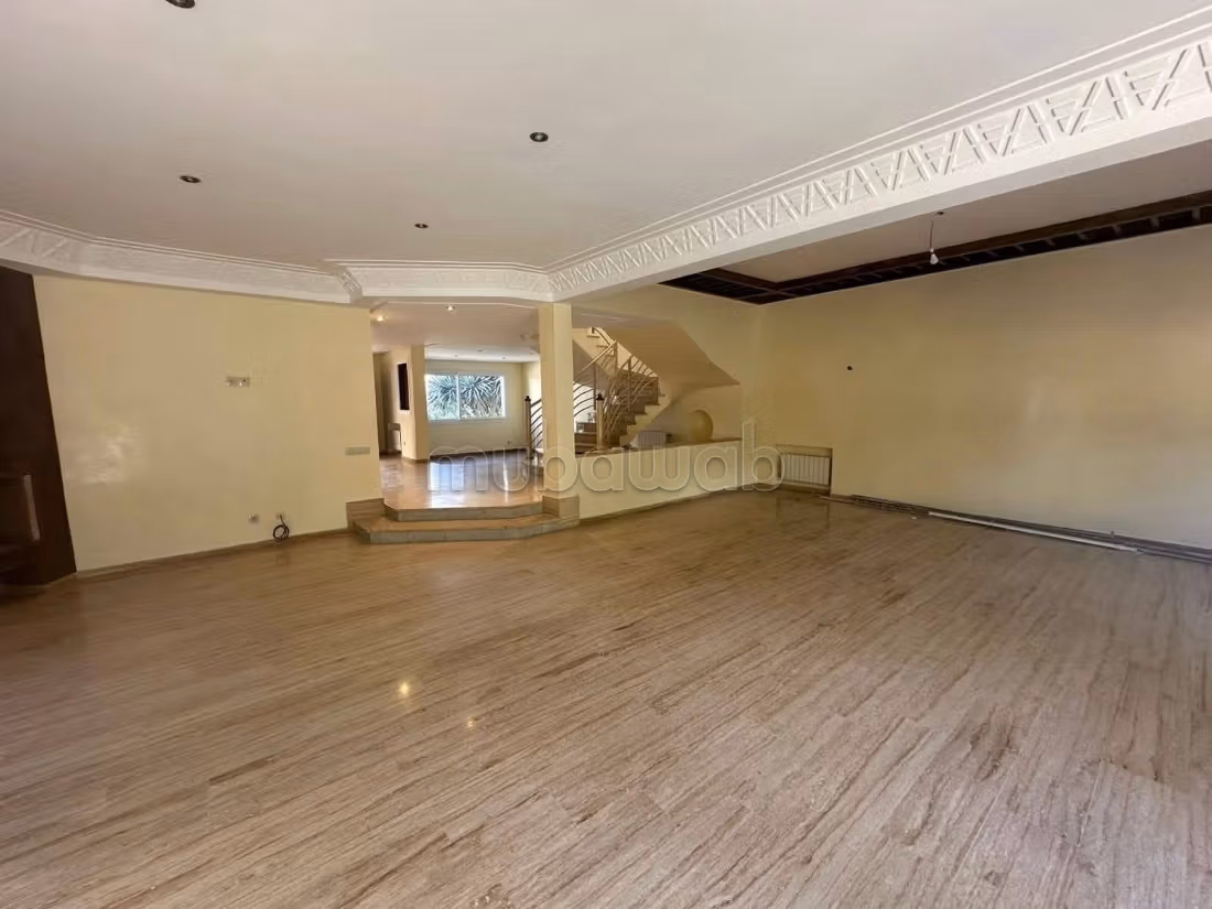 Villa de haut standing à louer à Californie.
Superficie 500 m².
Piscine